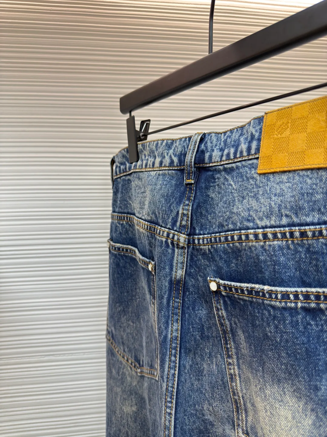 LOUIS VUITTON sun-faded jeans ●Authentic product: purchased and developed for 14800 ●Item number: 1680025-B45 ●Material: denim denim ●Technology: sun-faded ●Version: fitted version ●Size: 30-32-34-36 ●Weight: about 760g ●Description: Classic blue, aged and faded, full of retro tones, like something out of a 90s fashion magazine. Wear it, casual and comfortable, full of relaxation, and easily create a fashionable atmosphere. The fabric is soft and elastic, allowing you to move freely while wearing it, and it will carry the wind when you walk. The three-dimensional tailoring fits the shape of the legs, hides the flesh and makes the legs straight, and can be controlled by both pear-shaped and rectangular figures. The overall wiring is straight and delicate, the fabric is comfortable and soft, and the color is consistent without color difference. It can be matched with the same style to create a fashionable look and control various occasions. Customized accessories, complete with three standards, same style for men and women!